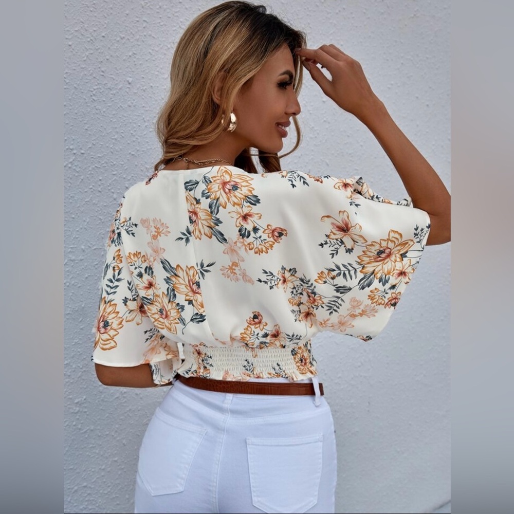 SHEIN Deep V neck short sleeve Floral Boho crop top in white, small - Picture 4 of 8